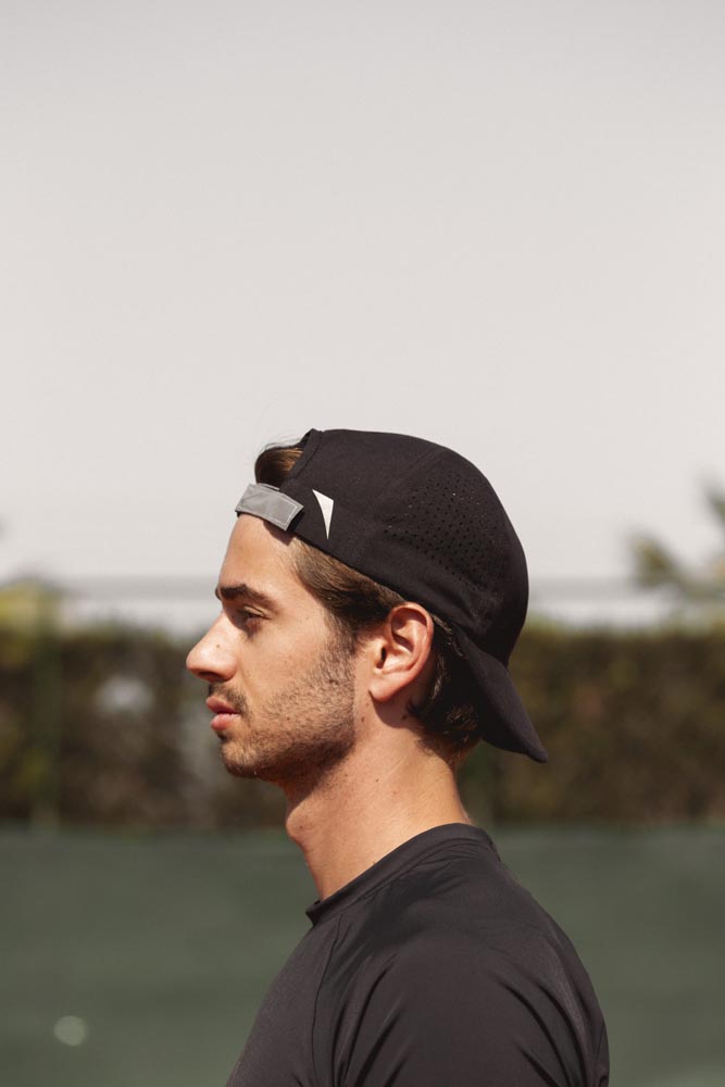 Boné esportivo preto com refletivo