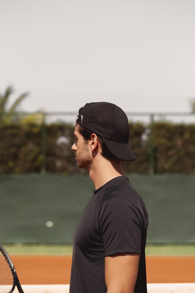 Boné esportivo preto com refletivo