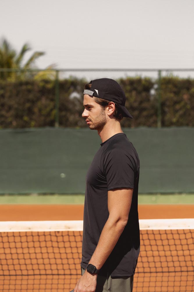 Boné esportivo preto com refletivo