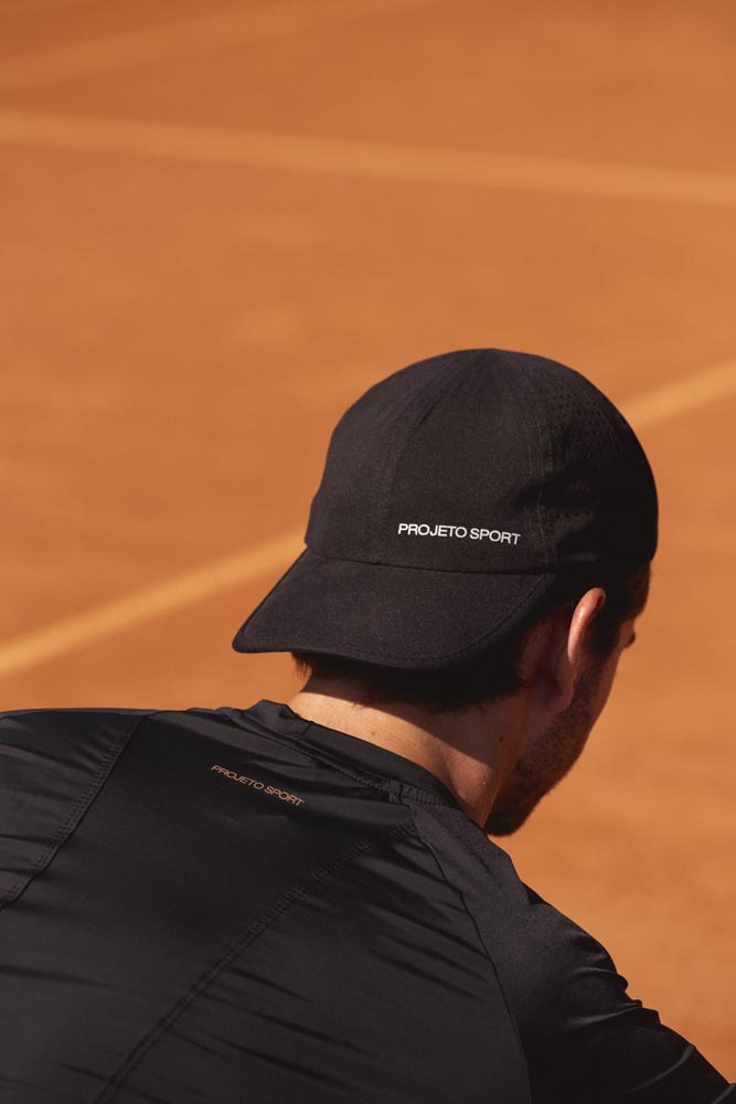 Boné esportivo preto com refletivo