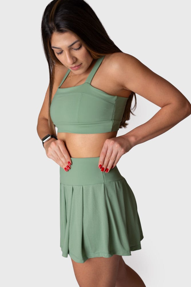 Short saia verde pregas com bolso