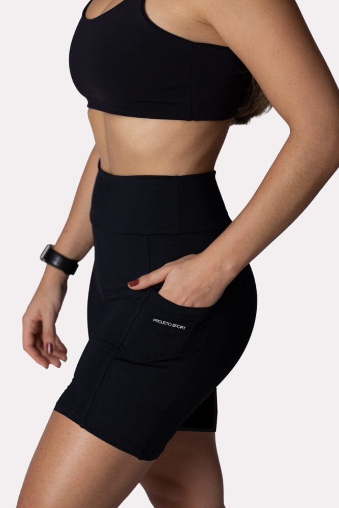 Bermuda meia-coxa preto com bolso
