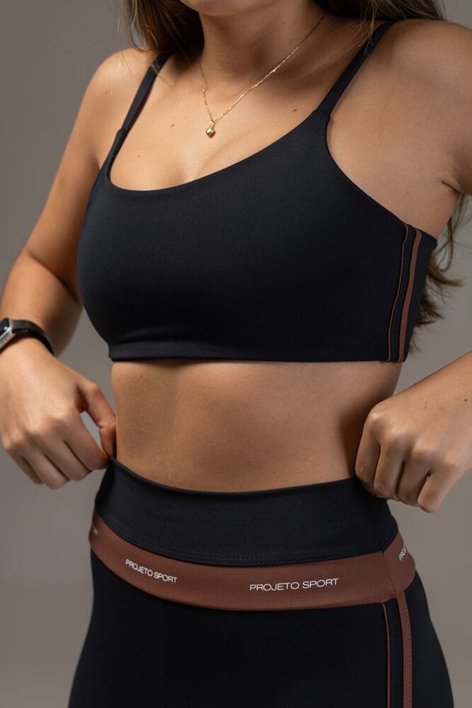Top preto com viés duplo marrom
