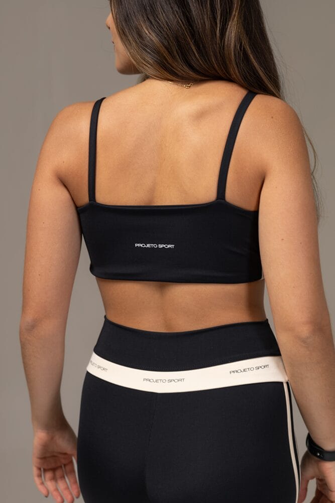 Top preto com viés duplo off-white