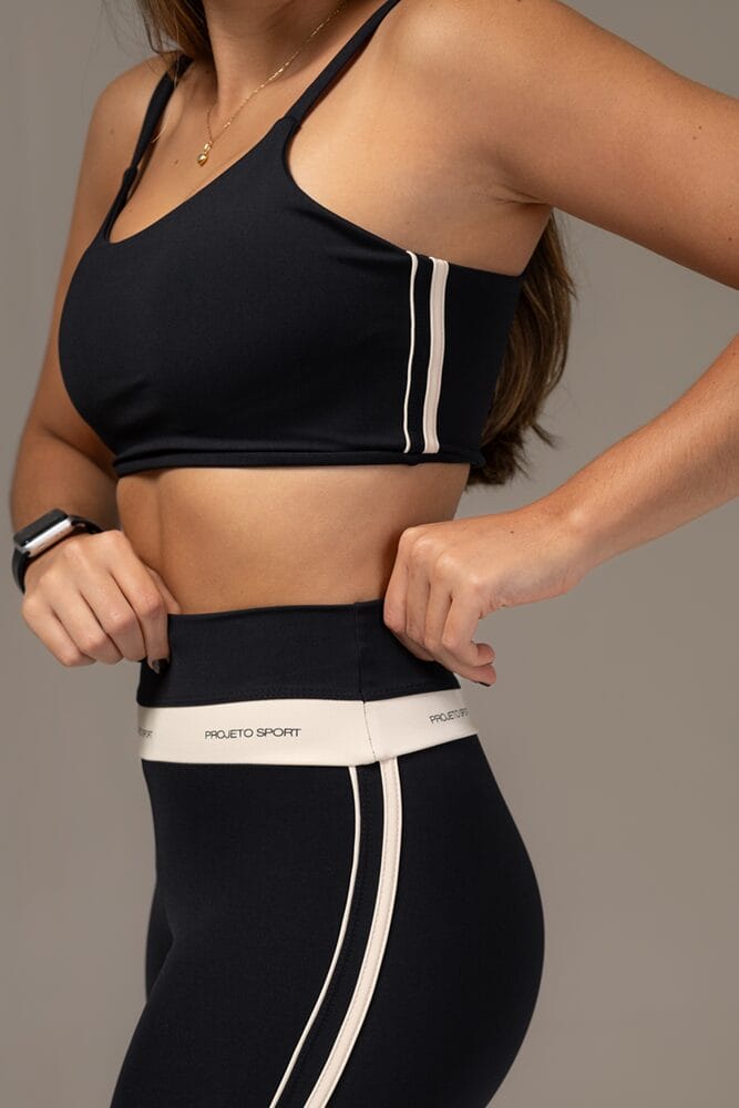 Top preto com viés duplo off-white