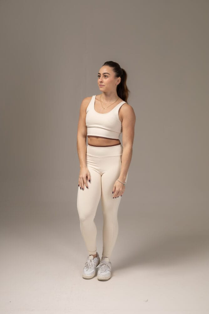 Top off-white com viés marrom no cós