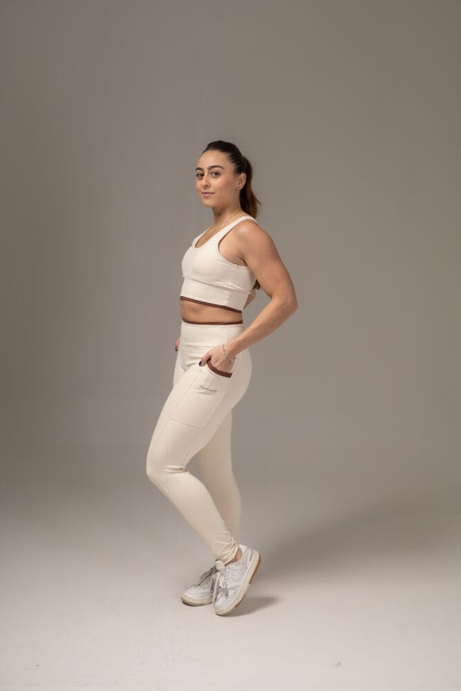 Top off-white com viés marrom no cós