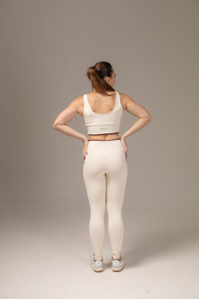 Legging off-white com viés e bolso marrom