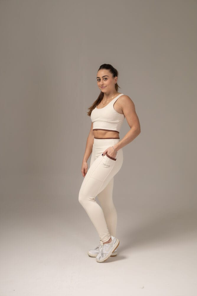 Top off-white com viés marrom no cós