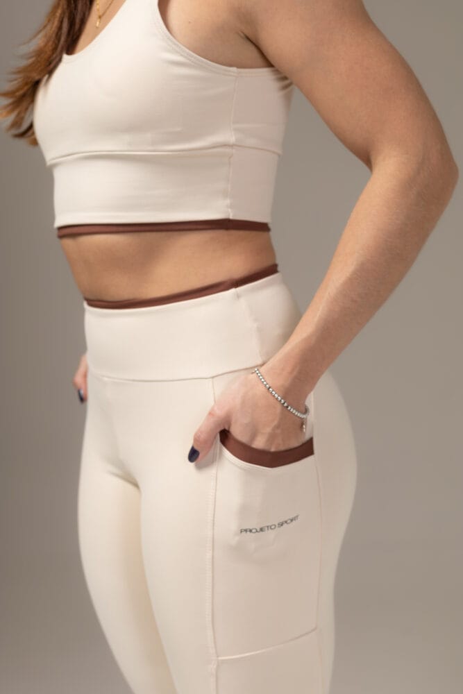 Top off-white com viés marrom no cós