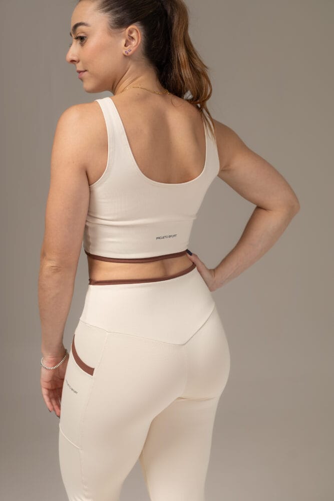 Top off-white com viés marrom no cós