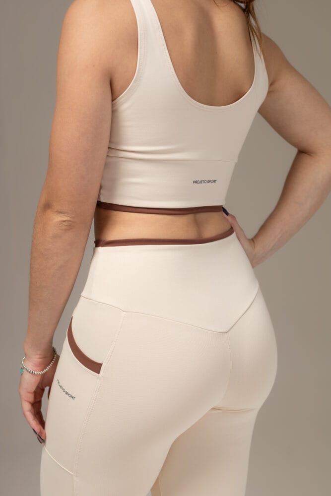 Legging off-white com viés e bolso marrom