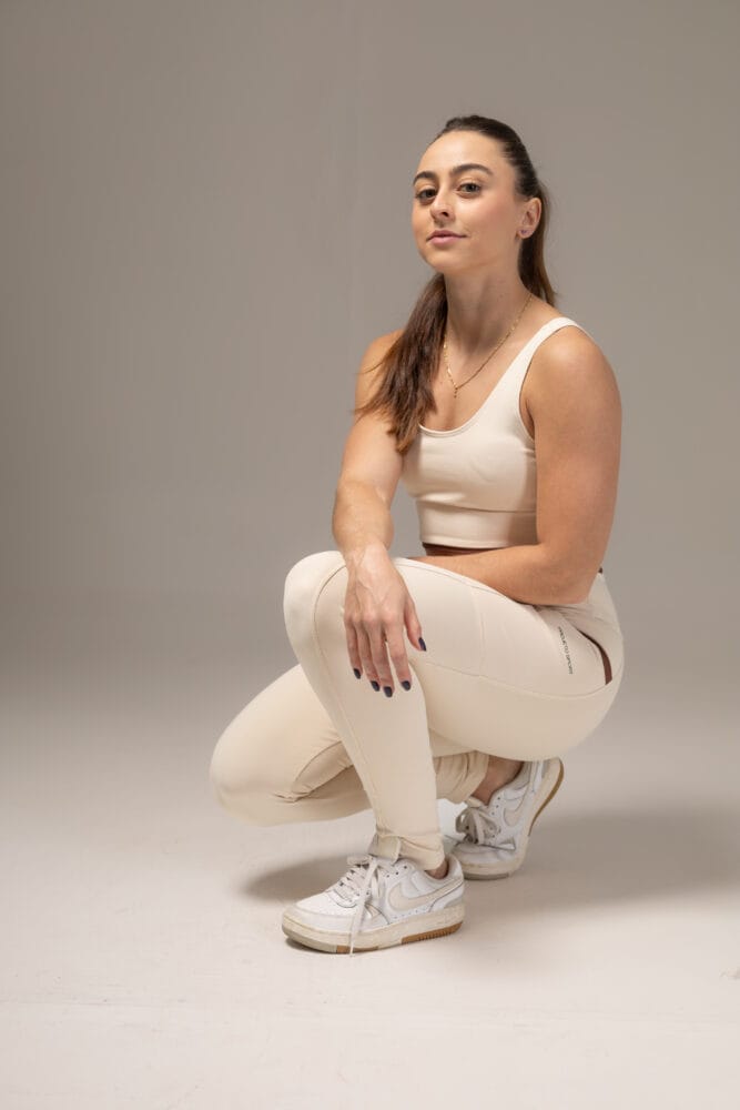 Top off-white com viés marrom no cós