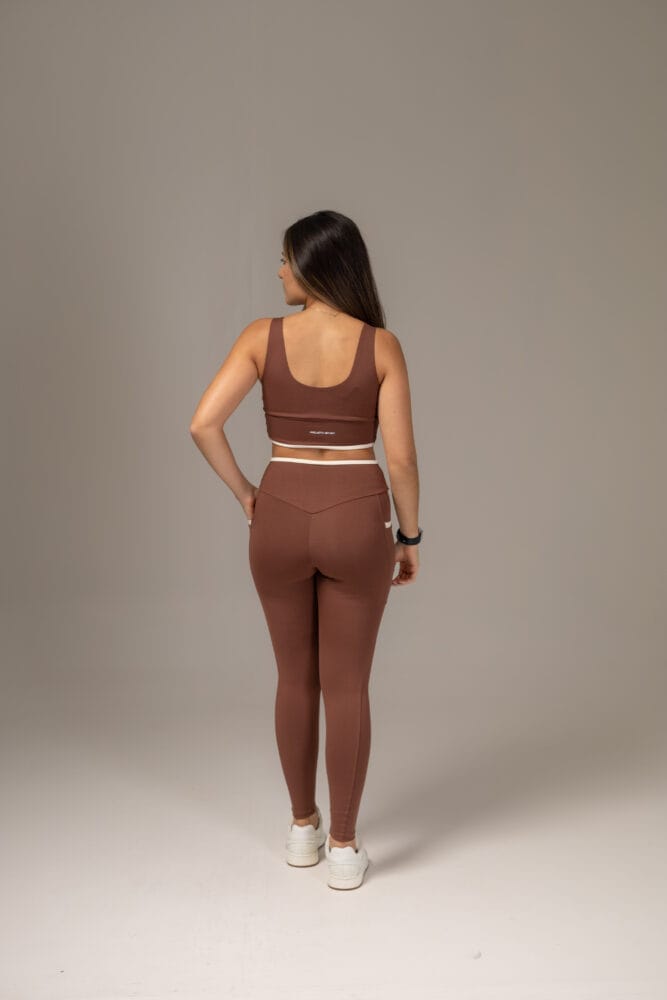 Top marrom com viés off-white no cós