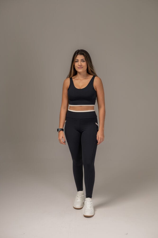 Top preto com viés off-white no cós