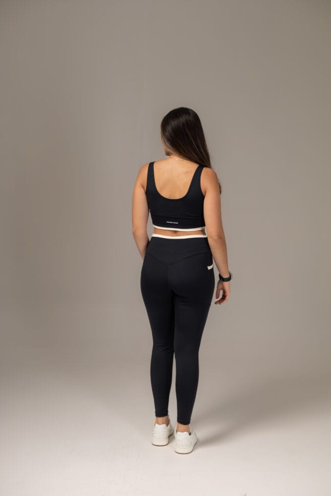 Top preto com viés off-white no cós