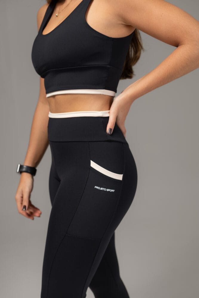 Top preto com viés off-white no cós