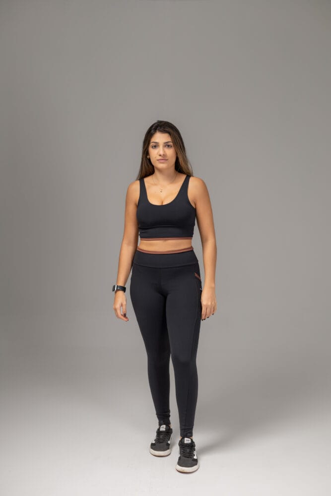 Top preto com viés marrom no cós