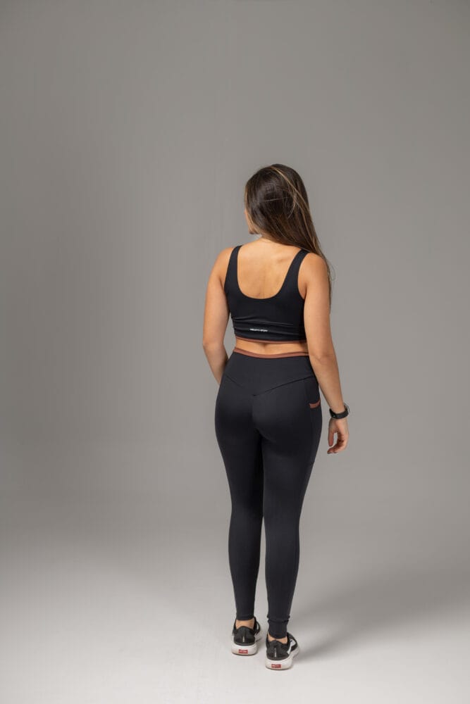 Top preto com viés marrom no cós