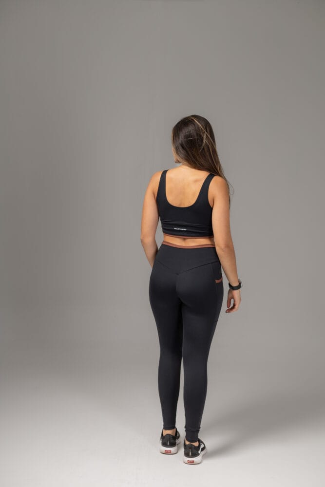 Legging preto com viés e bolso marrom