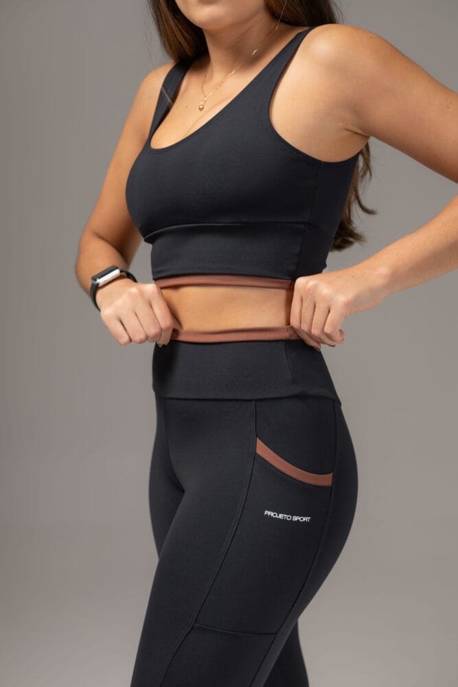 Top preto com viés marrom no cós