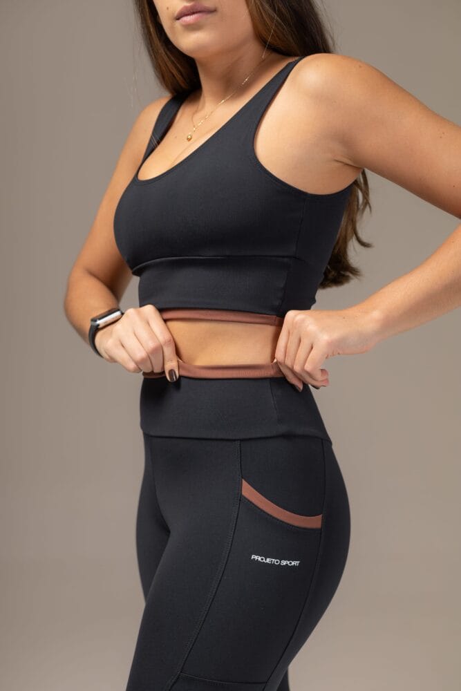 Legging preto com viés e bolso marrom