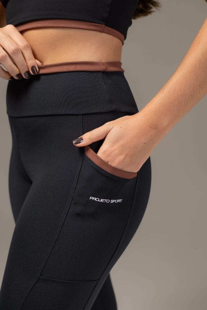 Legging preto com viés e bolso marrom
