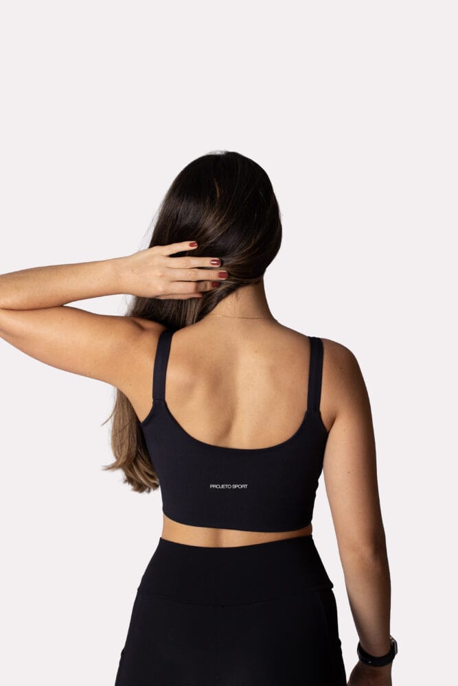 Top preto de alça larga