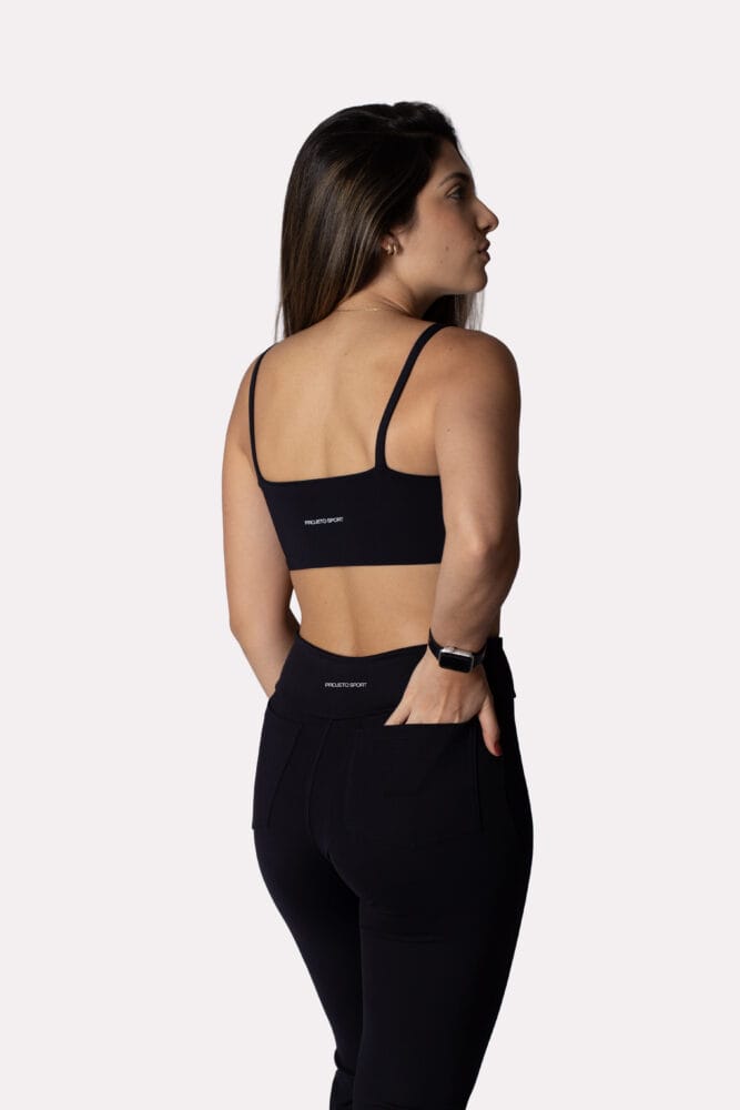 Legging flare preta com bolso traseiro