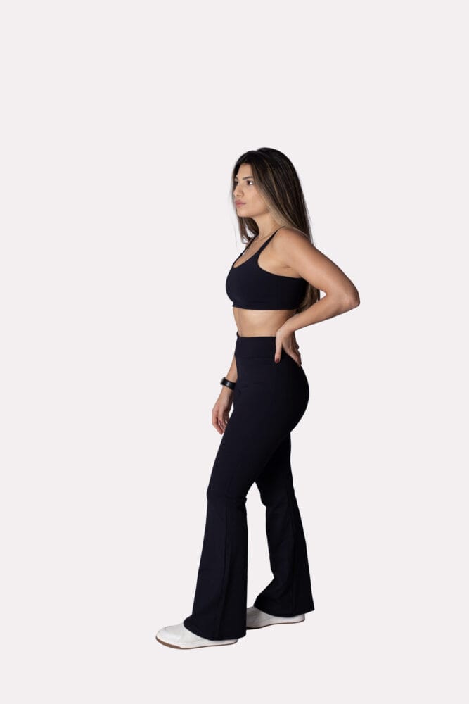 Legging flare preta com bolso traseiro