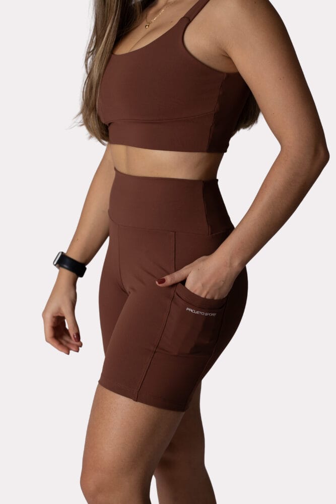 Bermuda meia-coxa marrom com bolso