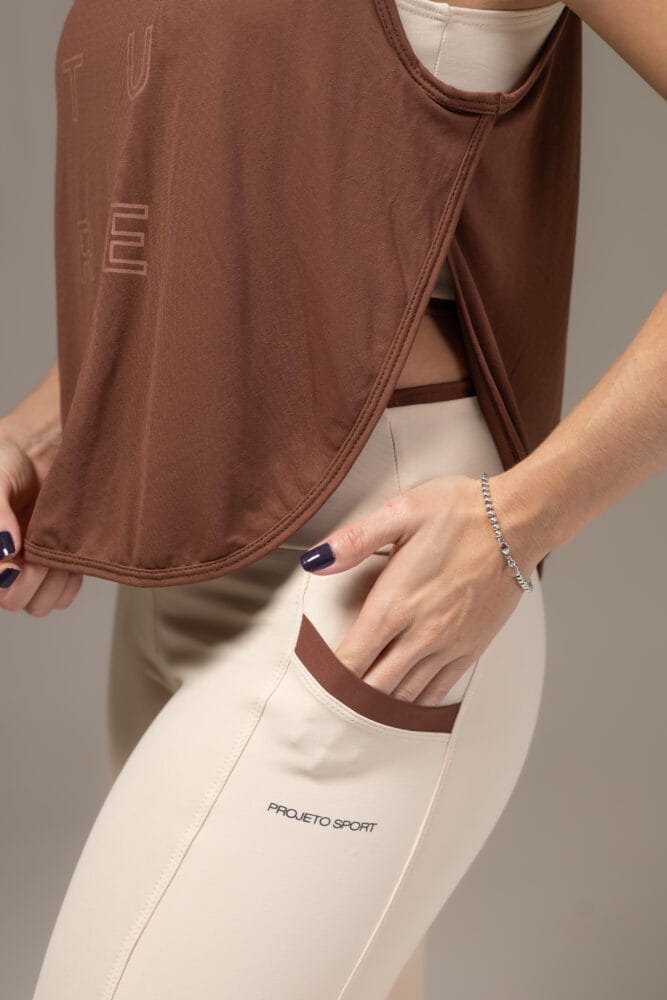 Regata marrom com abertura lateral cruzada