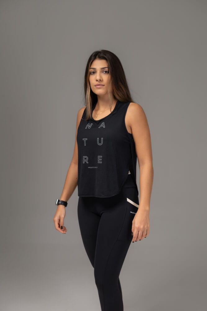 Regata preta com abertura lateral cruzada