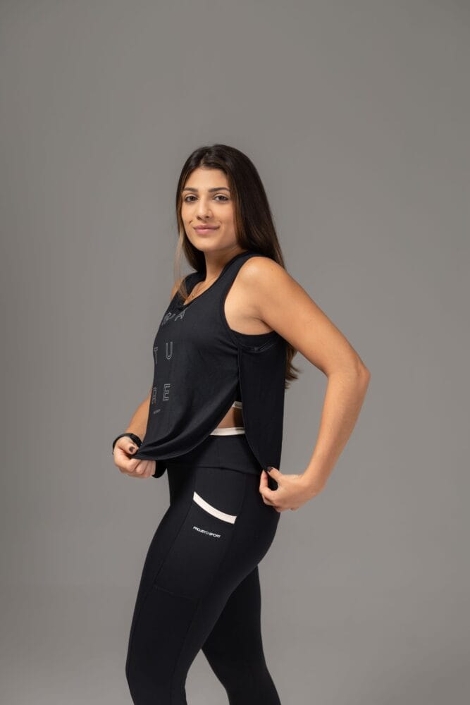 Regata preta com abertura lateral cruzada