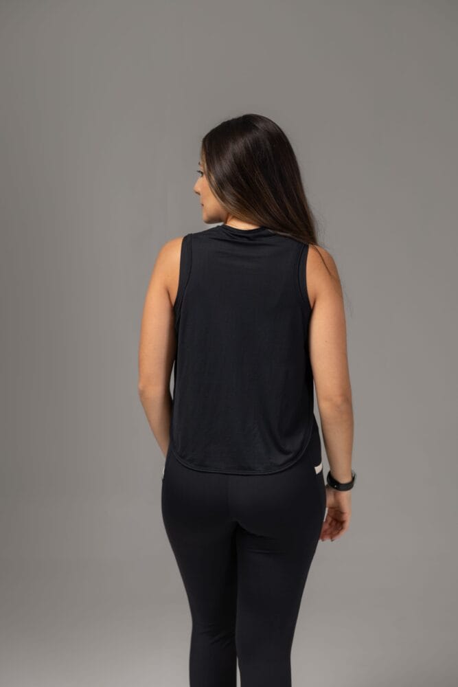 Regata preta com abertura lateral cruzada