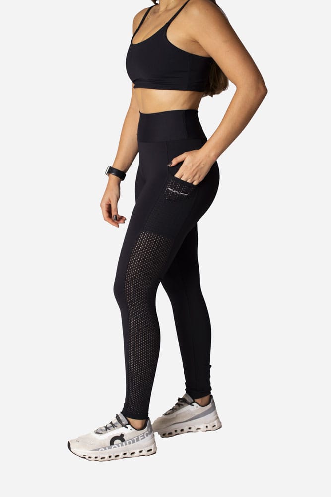 Legging preta com recorte telinha reto e bolso lateral