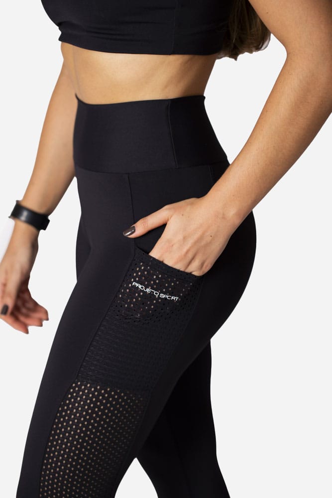 Legging preta com recorte telinha reto e bolso lateral