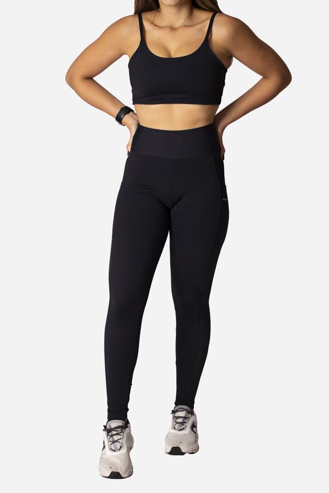 Legging preta com recorte telinha reto e bolso lateral