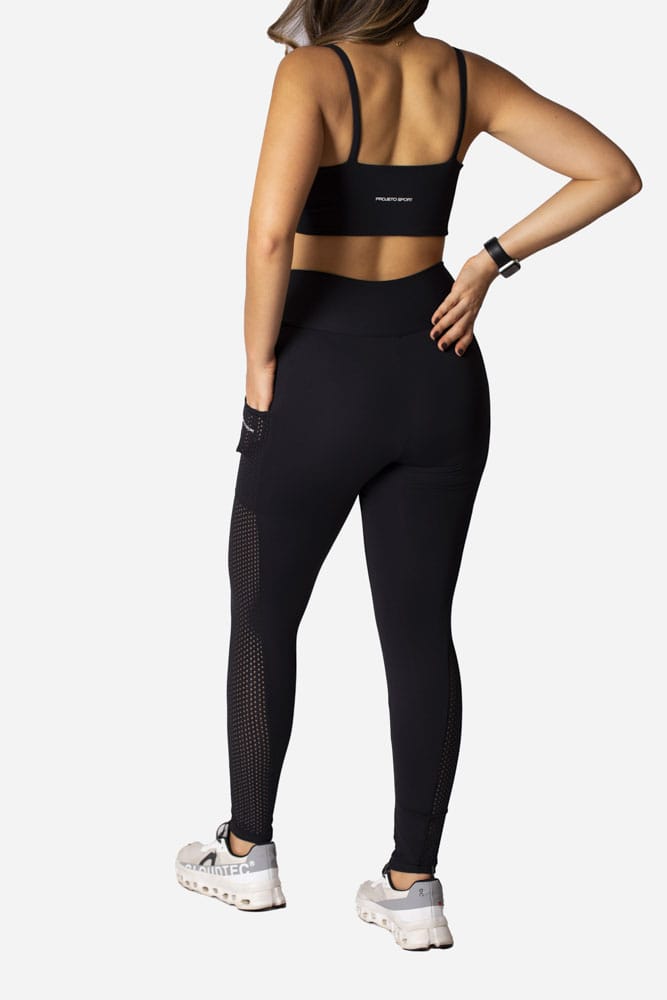 Legging preta com recorte telinha reto e bolso lateral