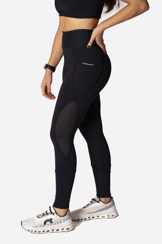Legging preta com recorte oval telinha e bolso lateral