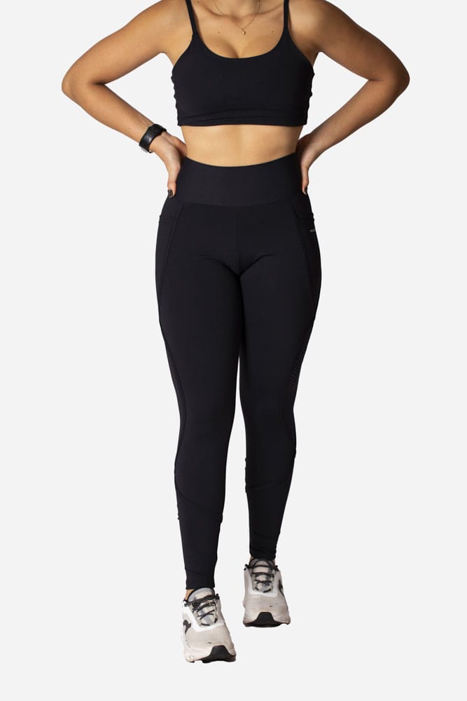 Legging preta com recorte oval telinha e bolso lateral