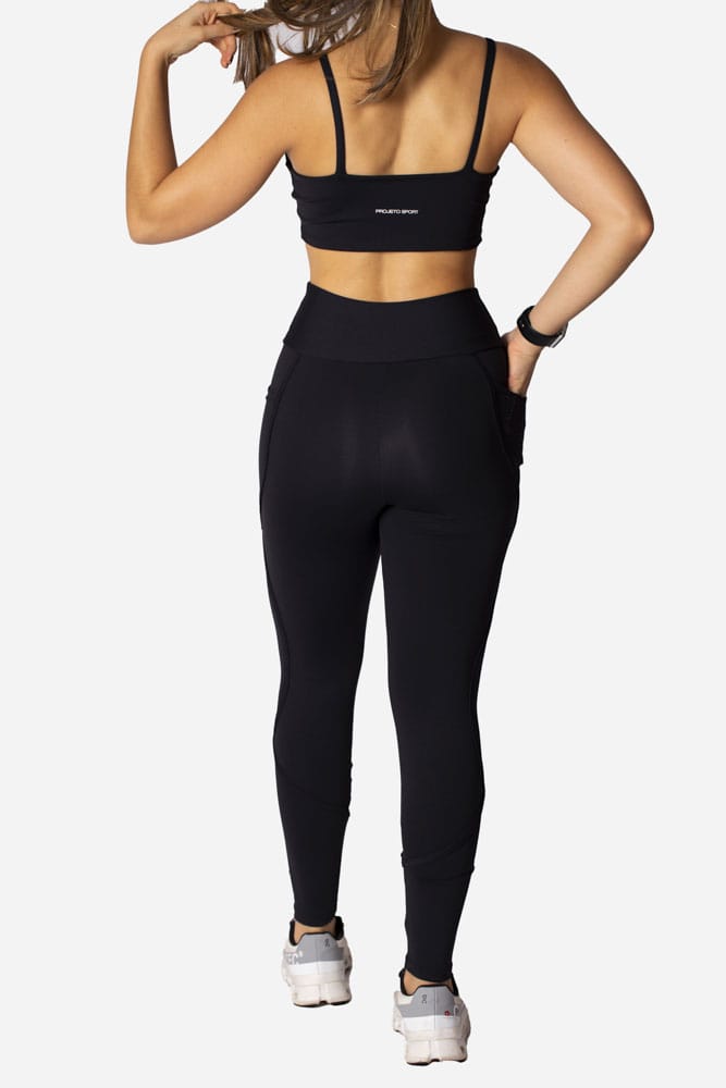 Legging preta com recorte oval telinha e bolso lateral