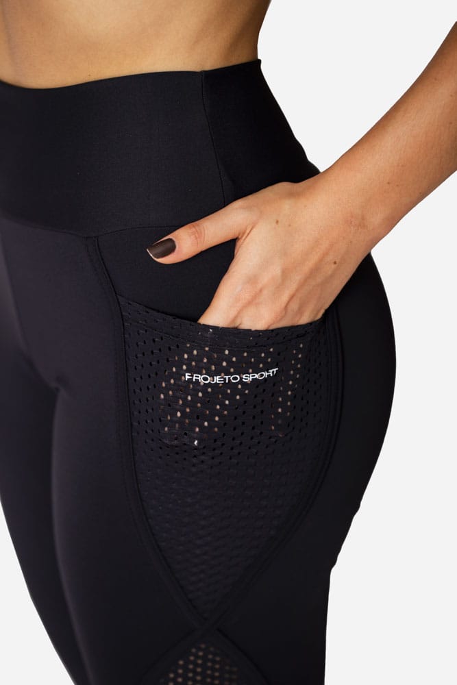 Legging preta com recorte oval telinha e bolso lateral