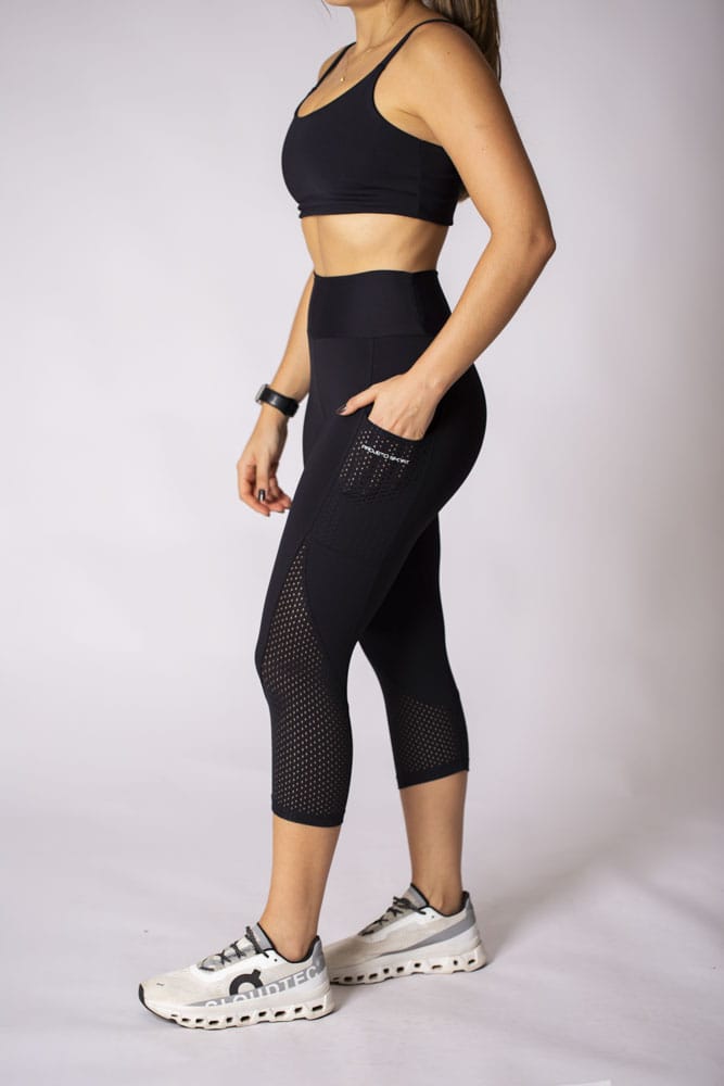 Legging corsário preta com recorte telinha reto e bolso lateral