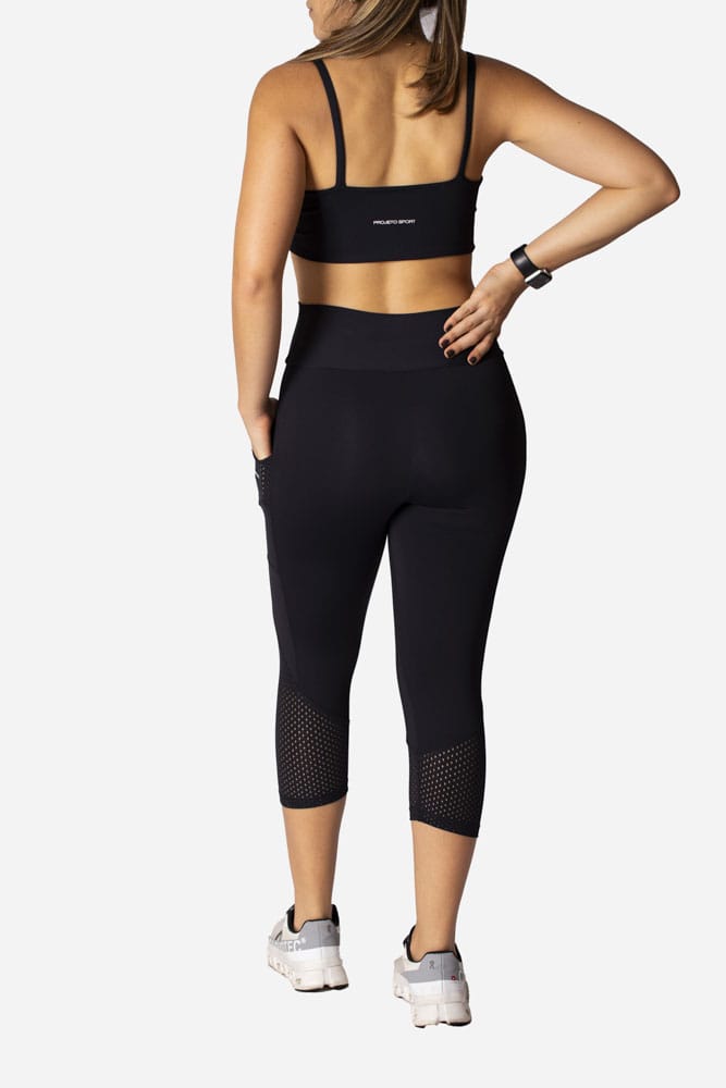 Legging corsário preta com recorte telinha reto e bolso lateral