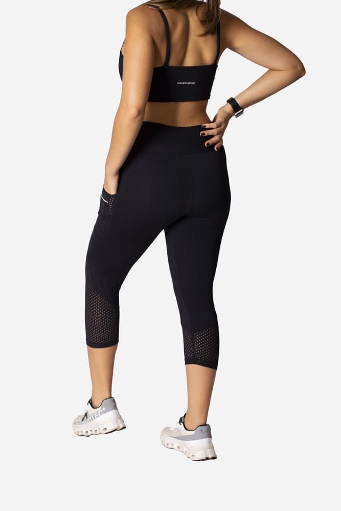 Legging corsário preta com recorte telinha reto e bolso lateral