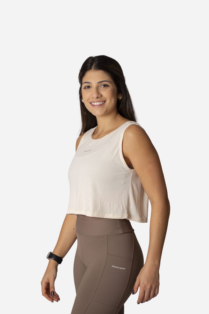 Regata cropped off-white com decote nas costas