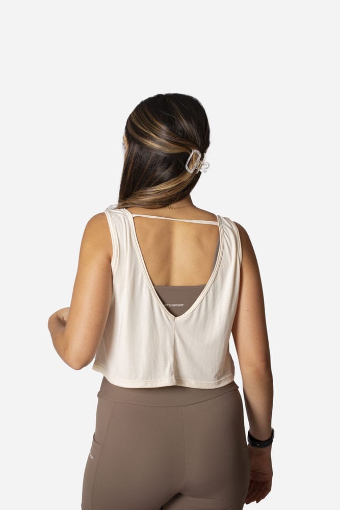 Regata cropped off-white com decote nas costas