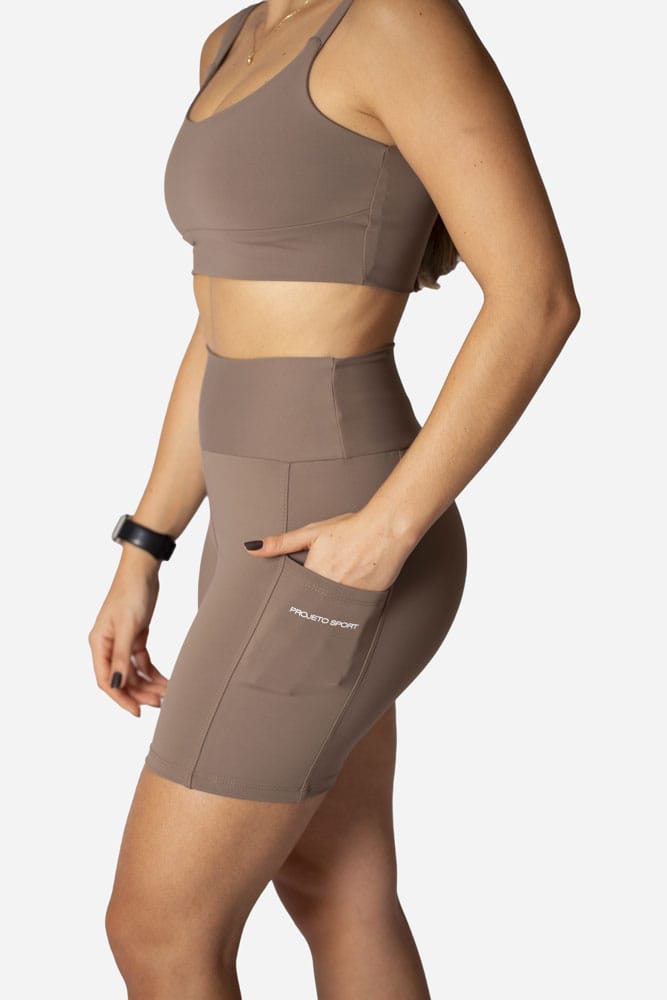 Bermuda meia-coxa castanho com bolso