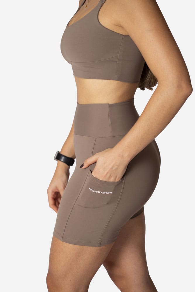 Bermuda meia-coxa castanho com bolso